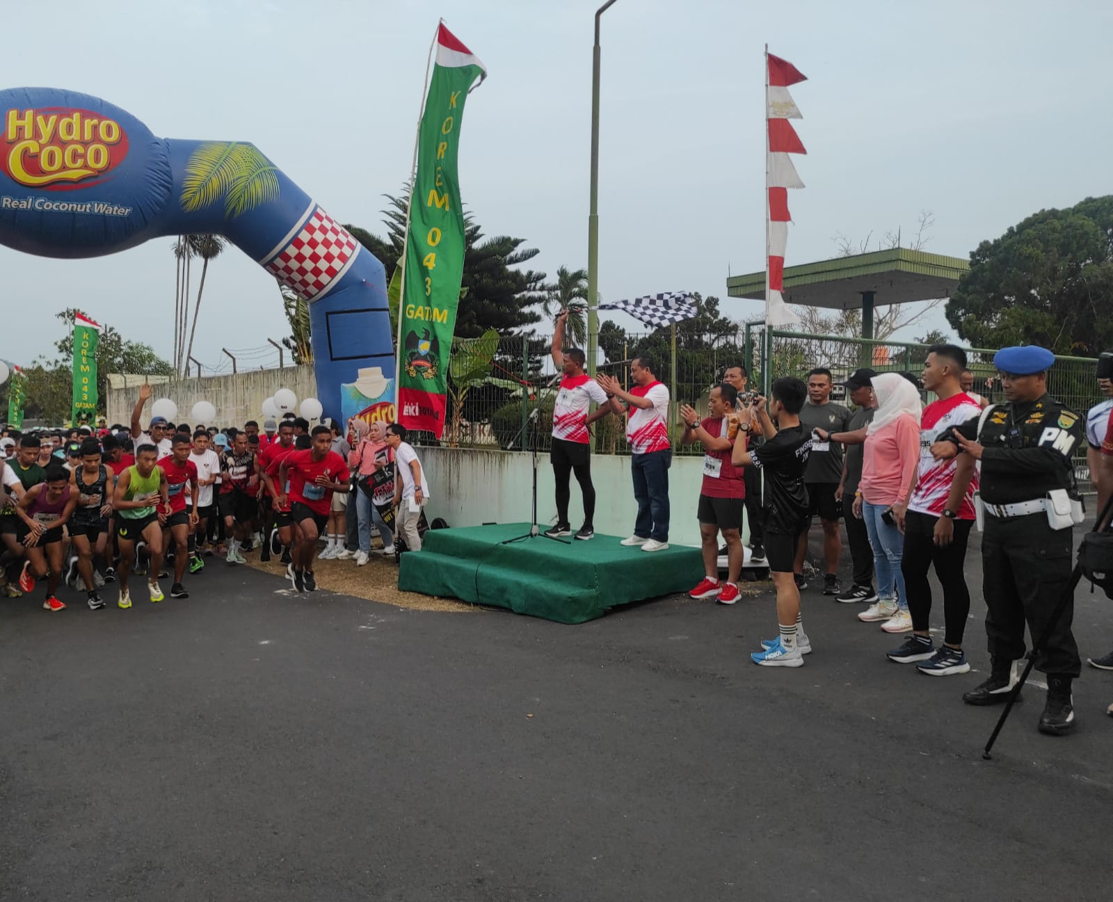 Danrem 043/Gatam, Iwan Ma’ruf Zainudin, melepas 360 peserta lomba Lari Marathon 5 K dan 10 K di Lapangan Upacara Satlog, Ahad (27/8/2023). (Foto: Ist)