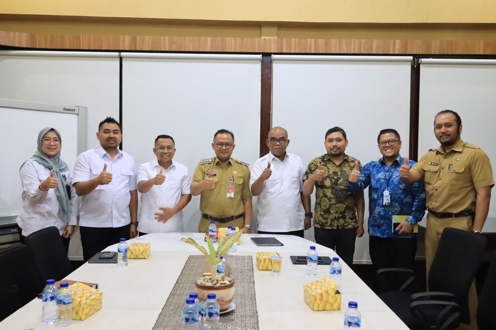 Pj. Wali Kota Bekasi, Raden Gani Muhamad, bertemu dan rapat koordinasi bersama seluruh jajaran Badan Usaha Milik Daerah (BUMD), Senin (25/9/2023). (Foto: Ist)
