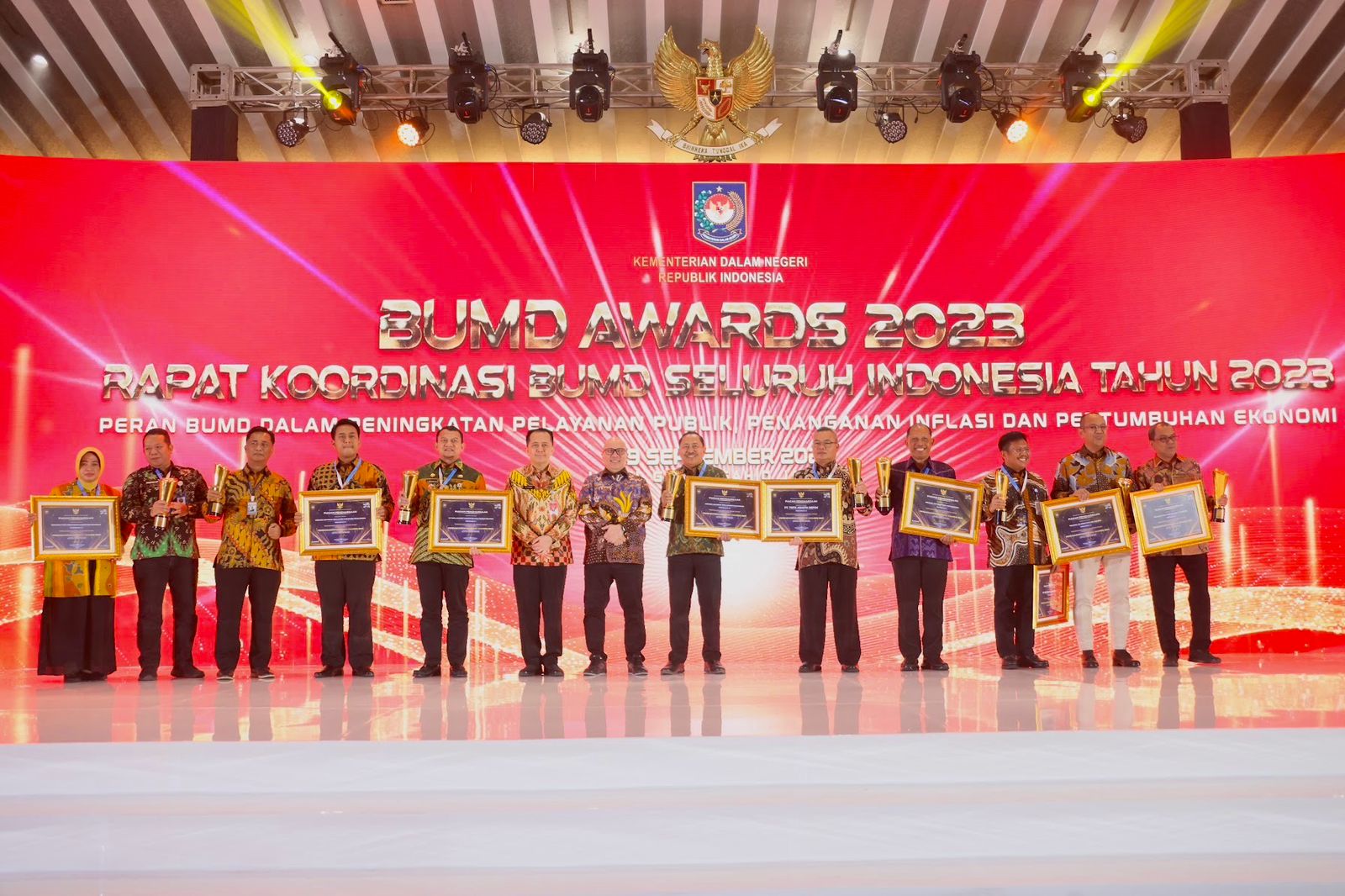 Para pemenang anugerah BUMD Awards 2023 berfoto bersama di Hotel Grand Sahid Jakarta, Jumat (29/9/2023). (Foto: Ist)