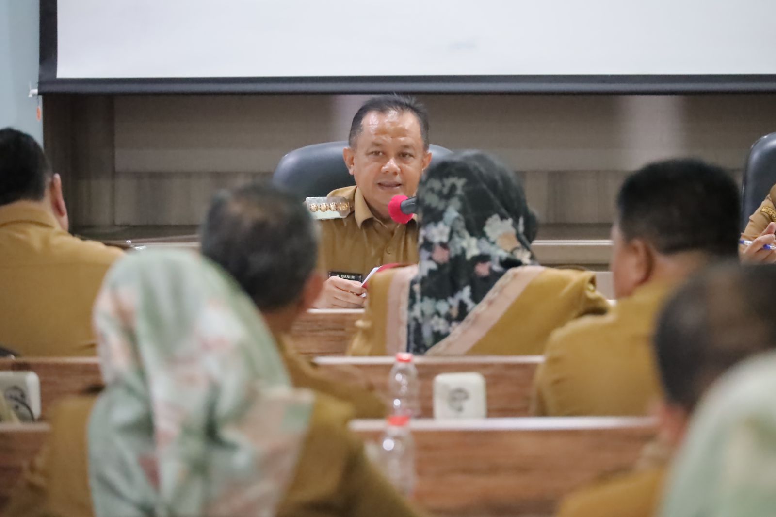 Pj. Wali Kota Bekasi, R. Gani Muhamad, memimpin rapat koordinasi bersama seluruh Kepala OPD di ruang rapat Wali Kota Bekasi untuk membahas secara khusus kebutuhan terhadap TKK di Bekasi, Senin (9/10/2023). (Foto: Ist)