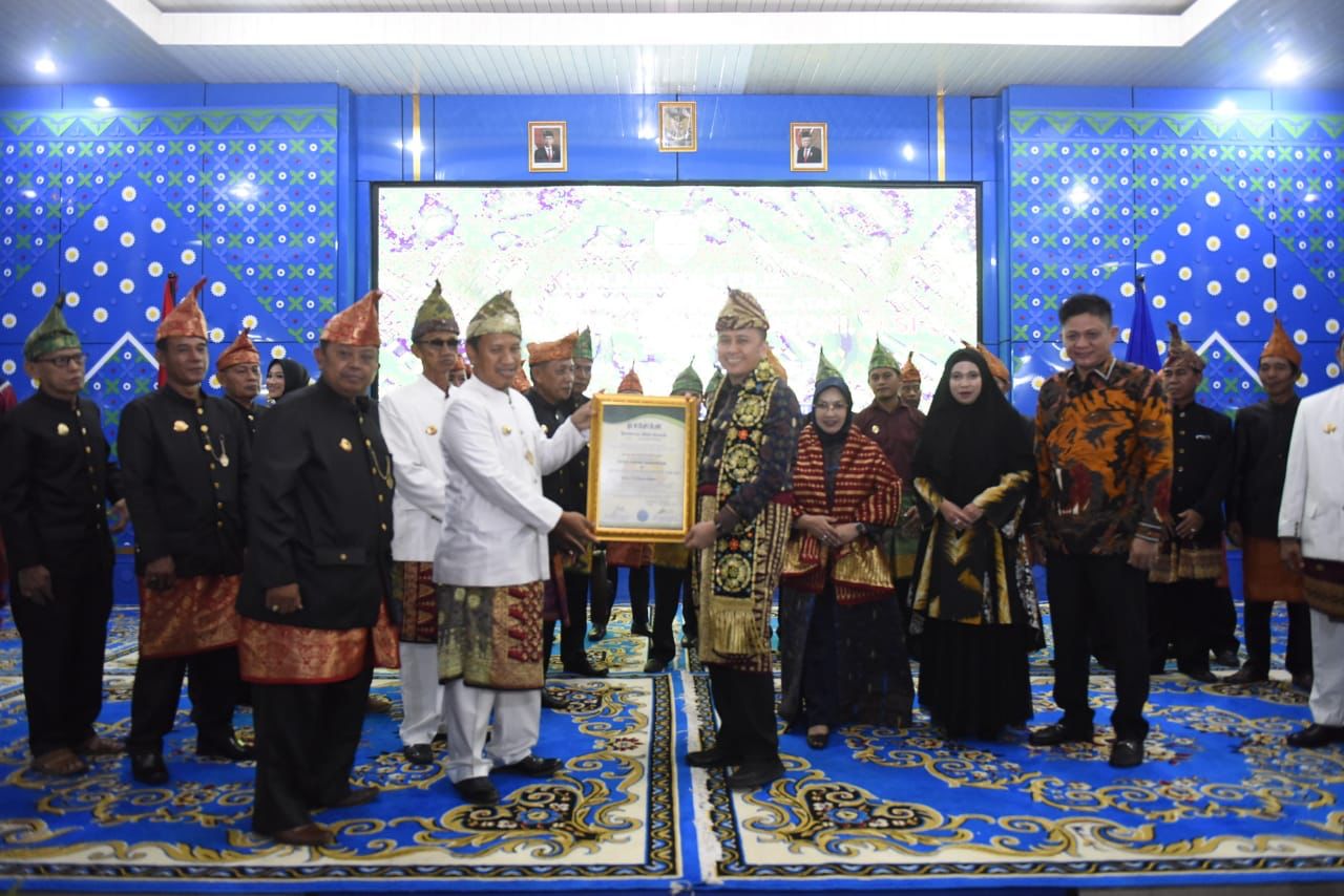 Pj. Gubernur Sumsel, Agus Fatoni, diberi gelar adat Suttan Mangku Keresidenan.