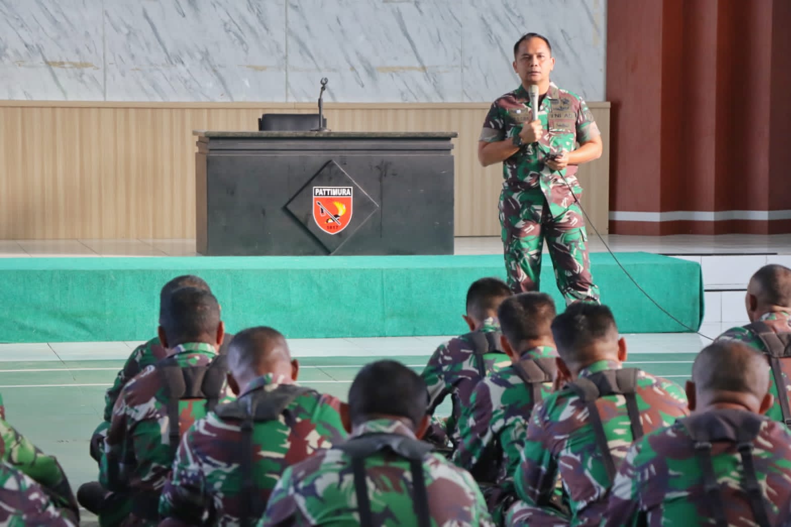 Dandim 1508/Tobelo, Letkol Inf Davit Sutrisno Sirait, memberikan sosialisasi tugas perbantuan TNI dalam Pengamanan Pemilu 2024 kepada prajurit di aula Makodim 1508/Tobelo, Senin (27/11/2023). (Foto: Ist)