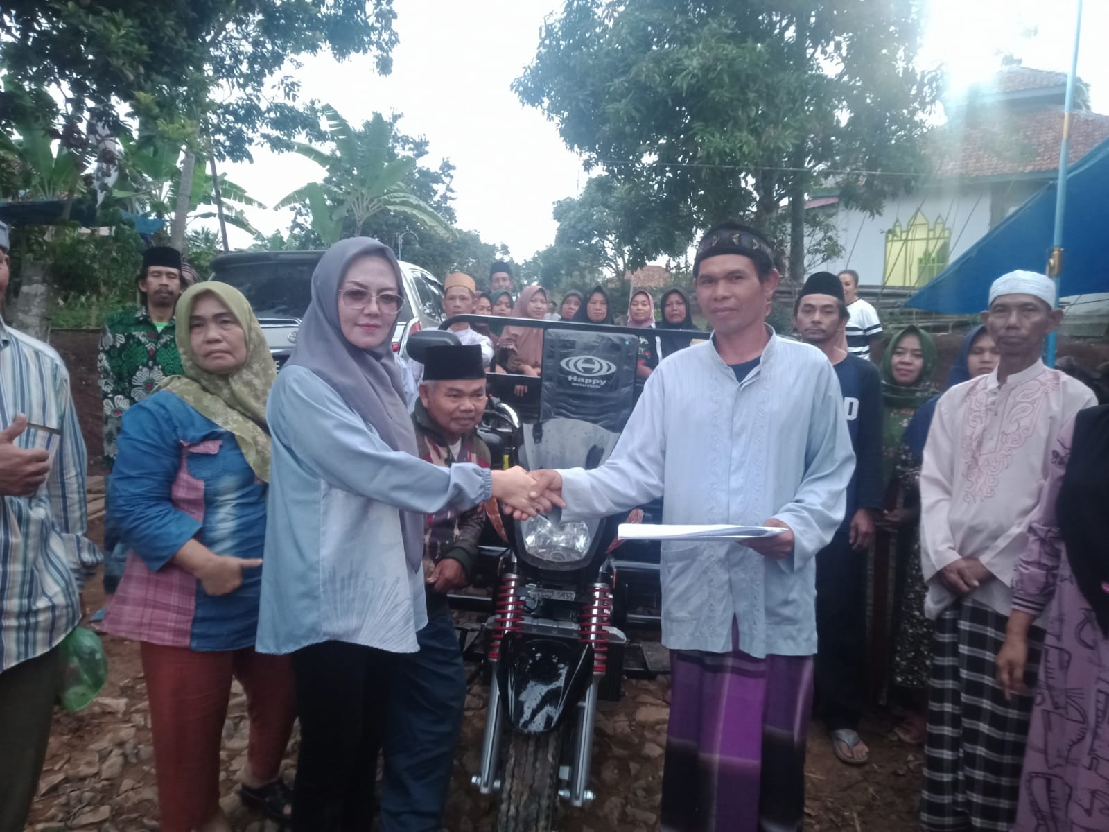 Anggota DPRD Lampung Utara Fraksi PAN, Netti Hastuti, menyerahkan bantuan satu bentor di Desa Sukasari. (Foto: Ist)