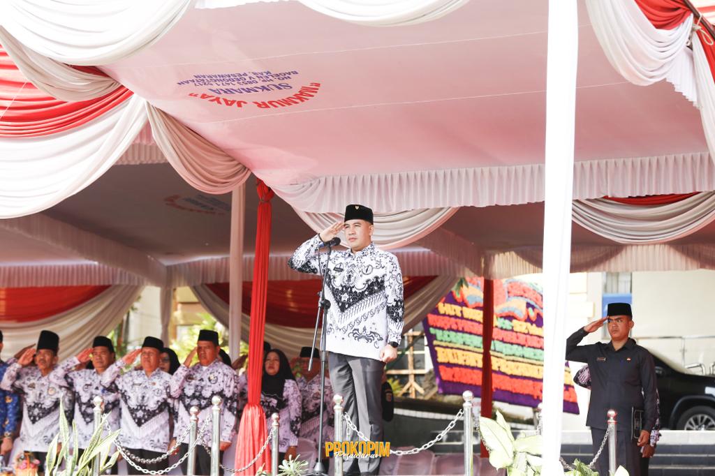 Bupati Pesawaran, Dendi Ramadhona, menjadi inspektur upacara memperingati HUT ke-52 Korpri, Hari Guru Nasional, dan HUT ke-78 Persatuan Guru di Lapangan Pemkab Pesawaran, Selasa (28/11/2023). (Foto: Ist)