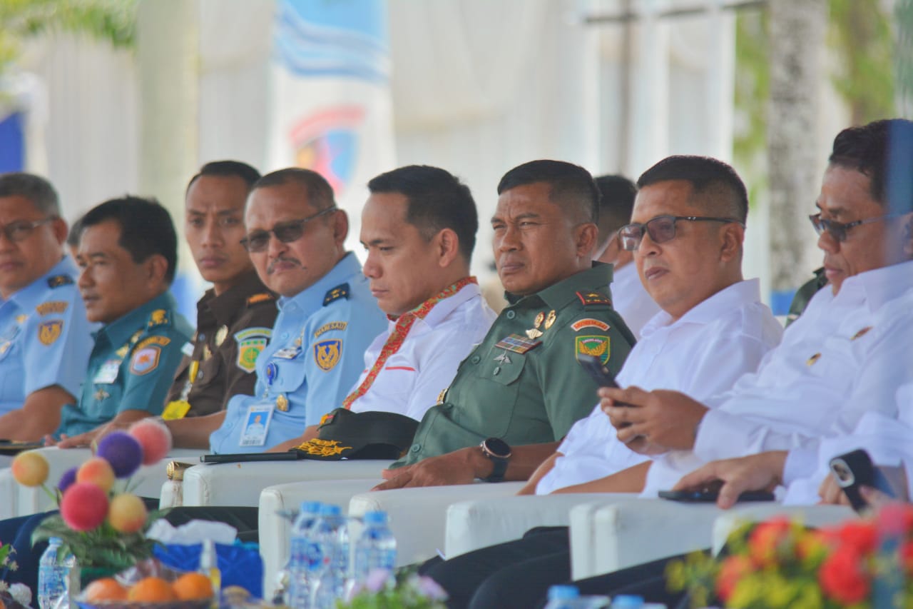 Danrem 043/Gatam, Brigjen TNI Iwan Ma'ruf Zainudin, menghadiri penyerahan sertifikat oleh Menteri ATR/BPN, Hadi Tjahjanto kepada masyarakat di Lampung Utara.(Foto: Ist)