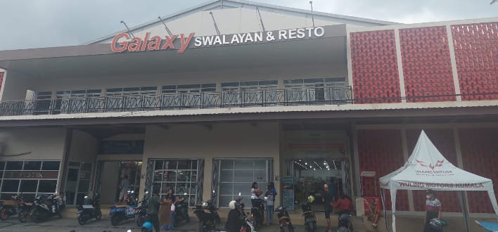 Sejumlah warga di Tobelo dan sekitar mulai ramai berbelanja ke Toko Galaxy Mart Swalayan dan Resto. (Foto: Ist)