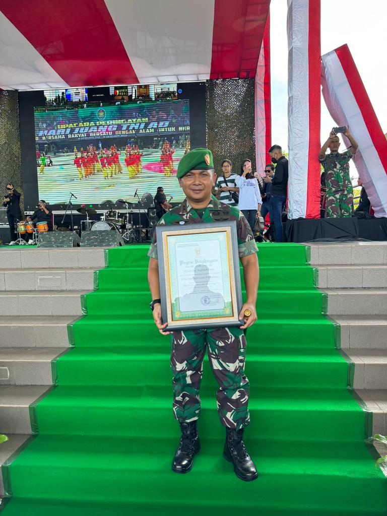 Dandim 1508/Tobelo, Letkol Inf Davit Sutrisno Sirait, menerima penghargaan Kasad dalam Lomba Karya Bakti 2023. (Foto: Ist)