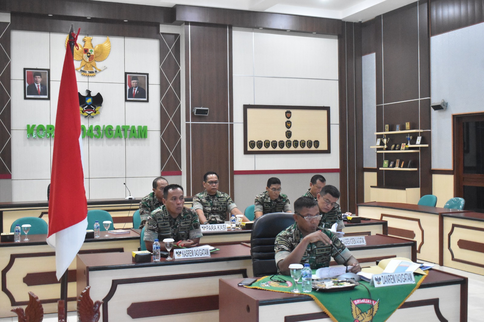 Danrem 043/Gatam, Brigjen TNI Iwan Ma'ruf Zainudin, mengikuti rapat koordinasi bersama Pangdam II/Swj, Mayjen TNI Yanuar Adil, di Aula A. Yani Makorem 043/Gatam, Jumat (29/12/2023). (Foto: Ist)