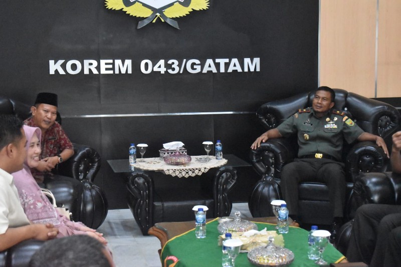 Danrem 043/Gatam, Iwan Ma'ruf Zainudin, menyambut kunjungan Warek Bidang Non Akademik IIB Darmajaya Lampung Muprihan Thaib, di ruang lobby utama makorem setempat, Selasa (9/1/2024). (Foto Ist)