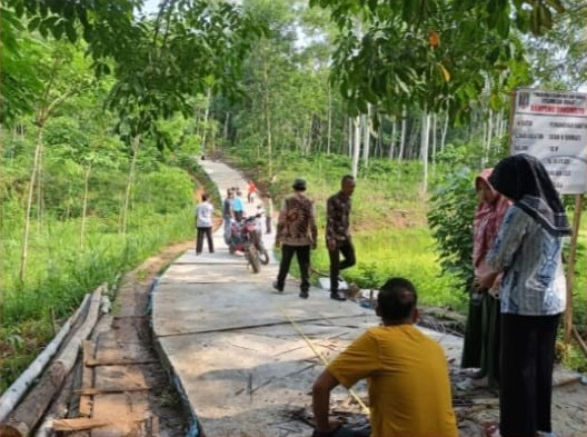 Masyarakat Dusun 4 Kampung Donomulyo berterima kasih kepada pemerintah daerah setempat lantaran telah membangun jalan rabat beton. (Foto: Alamsyah/Matahari Pos)