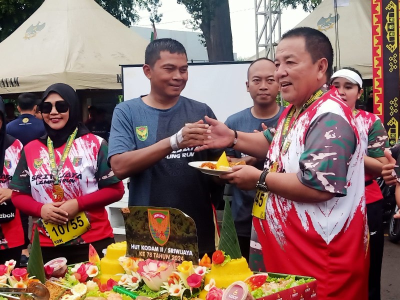 Danrem 043/Gatam, Iwan Ma'ruf Zainudin menyerahkan nasi tumpeng kepada Gubernur Lampung, Arinal Djunaidi, dalam memperingati HUT ke-78 Kodam II/Swj di Lapangan Saburai, Bandarampung, Ahad (28/1/2024).