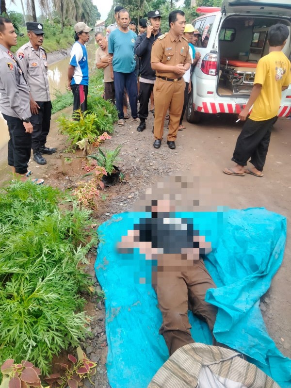 Warga Kecamatan Pekalongan, Lamtim, geger dengan penemuan mayat seorang laki-laki di dalam saluran irigasi, Senin (29/1/2024) pagi.