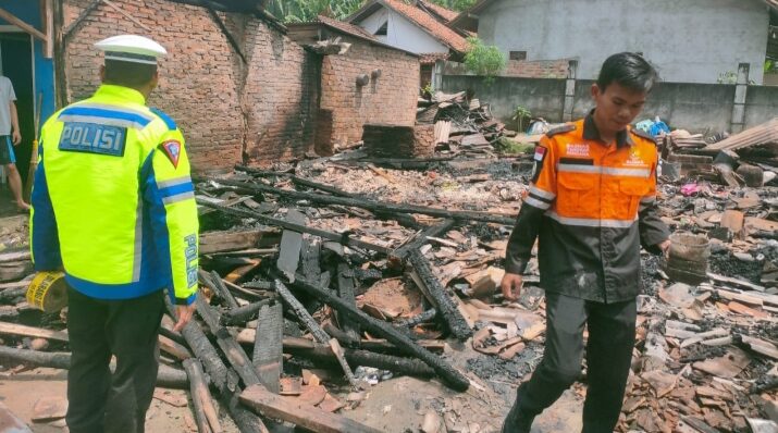 Polsek Blambangan Umpu mendatangi kebakaran lima rumah bedengan pasar di Dusun 6 Kampung Bumi Baru, Rabu (31/1/2024). (Foto: Ist)
