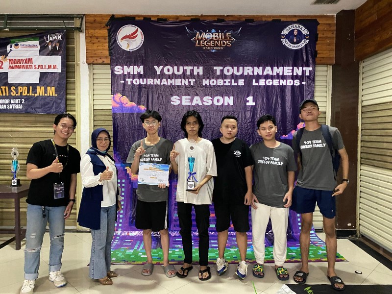 Caleg Anggota DPRD Kota Bekasi, Maryam Rahmawati, membagikan hadiah pemenang turnamen E-sport di Bekasi Junction, Kota Bekasi, Kamis (1/2/2024). (Foto: Ist)
