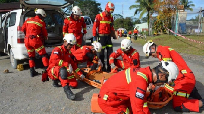 ERT NHM memperagakan sigap dan kerja sama tim dalam prosedur mengamankan lokasi insiden dan evakuasi korban. (Foto: Ist)