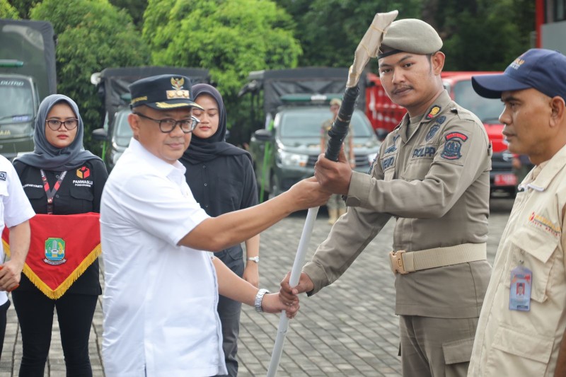 Pj. Wali Kota Bekasi, R. Gani Muhamad, memimpin apel gabungan kesiapan personel menertibkan APK menjelang hari tenang Pemilu 2024, Rabu (7/2/2024). (Foto: ist)
