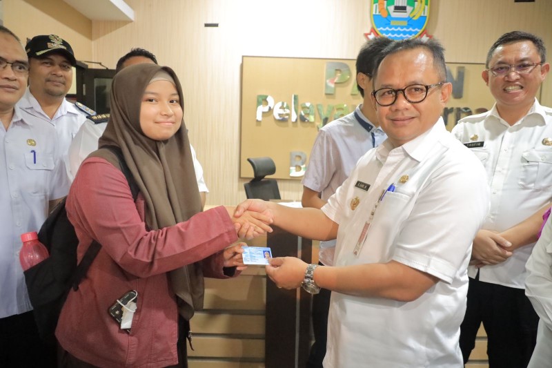 Pj. Wali Kota Bekasi, Gani Muhamad, memberikan hasil KTP-el kepada pemilih pemula. (Foto: Ist)